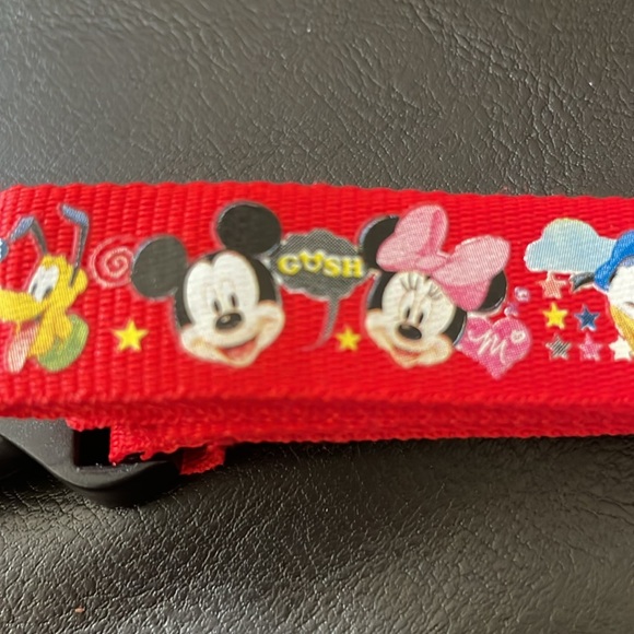 Disney Mickey Mouse & Friends Red Lanyard Detachable Zip Closure Clear ID Slip - Picture 3 of 3